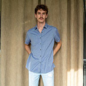 LIKE NEW MARC ANTHONY TEXTURED BLUE BUTTON UP